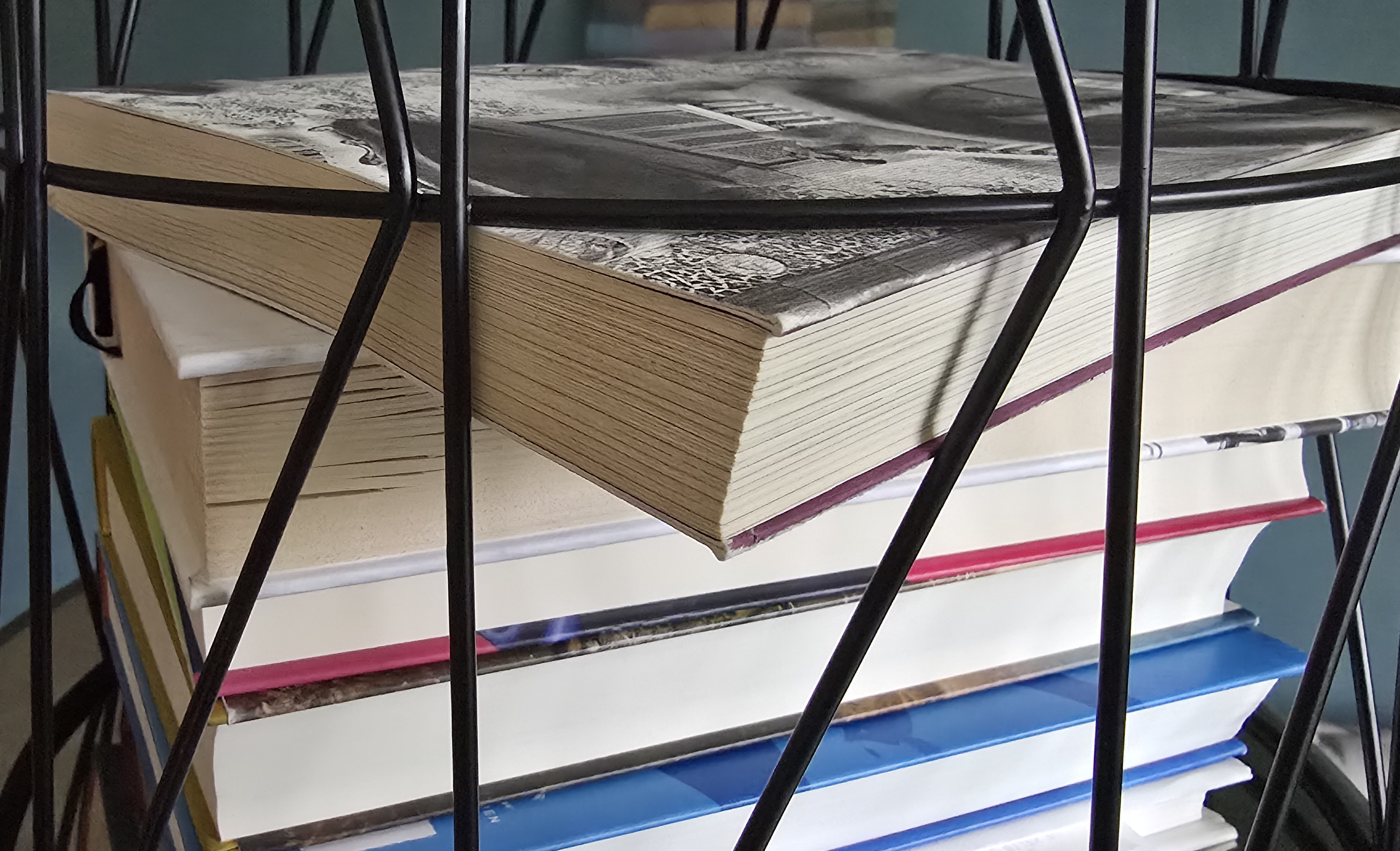 Bücher im Metalkorb