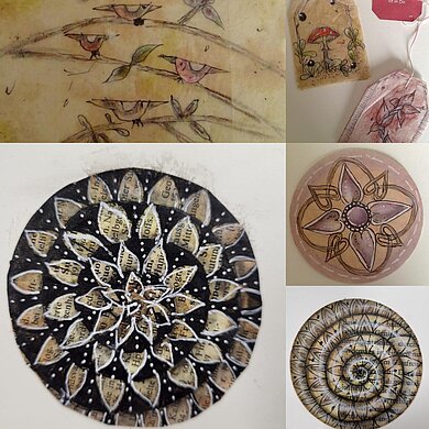 Verschiedene Motive wie Blumen, Vögel, Pilz mit unterschiedlichen Zentangle®-Mustern auf Teebeutel, weißen und braunen Hintergrund.