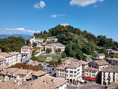 Ein Dorf in Italien auf einem Hügel