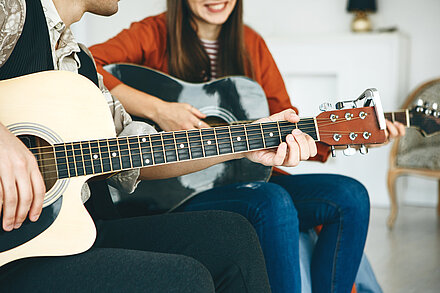 Menschen, die Gitarre spielen