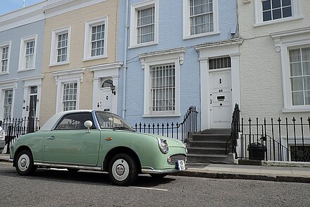 Auto vor Häusern in England