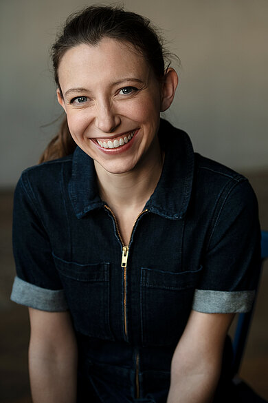 Ein Portraitbild von Conny Brandt. Sie blickt mit blauen Augen freundlich in die Kamera, trägt ein dunkelblaues Jeanshemd und einen Pferdeschwanz.