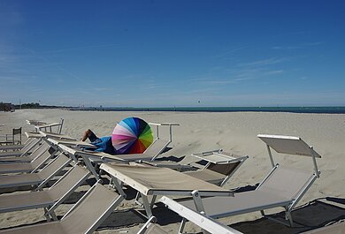 Bunter Sonnenschirm am Strand
