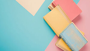 Bücher auf buntem Hintergrund