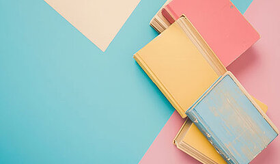 Bücher auf buntem Hintergrund