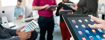 Menschen am Tablet