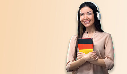 Frau mit Deutschbuch in der Hand