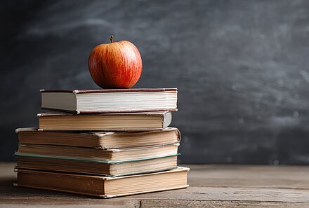 Apfel auf Büchern